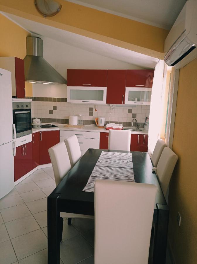 Apartment Silvija Vinišće Exteriör bild